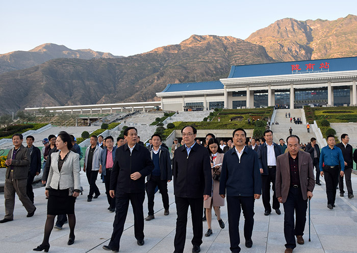 全國(guó)、省市政協(xié)委員體驗(yàn)蘭渝鐵路、視察階州廣場(chǎng)