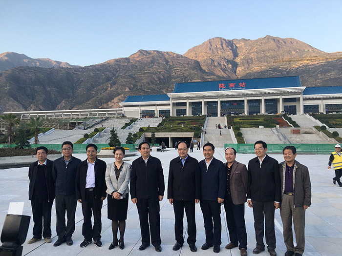 全國(guó)、省市政協(xié)委員體驗(yàn)蘭渝鐵路、視察階州廣場(chǎng)