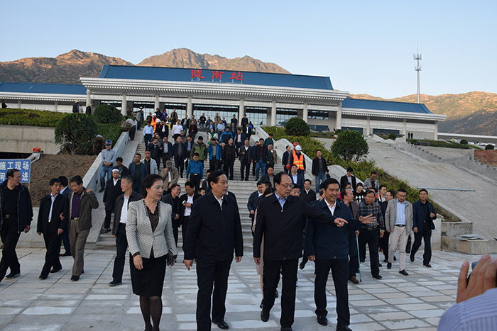 全國(guó)、省市政協(xié)委員體驗(yàn)蘭渝鐵路、視察階州廣場(chǎng)