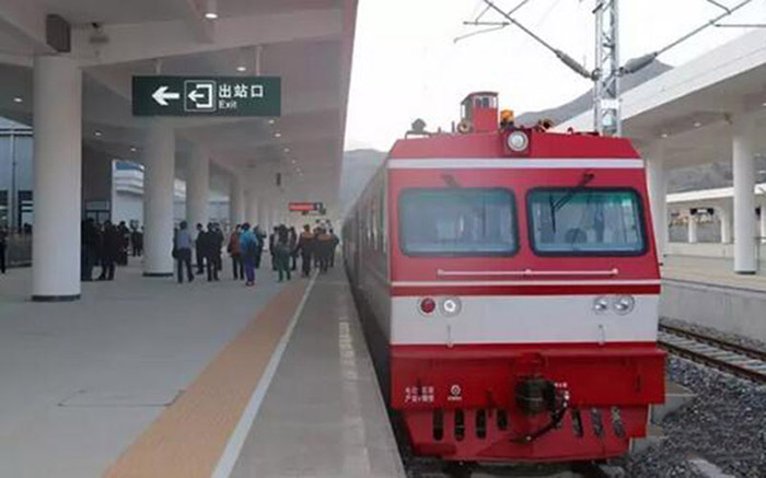 全國(guó)、省市政協(xié)委員體驗(yàn)蘭渝鐵路、視察階州廣場(chǎng)