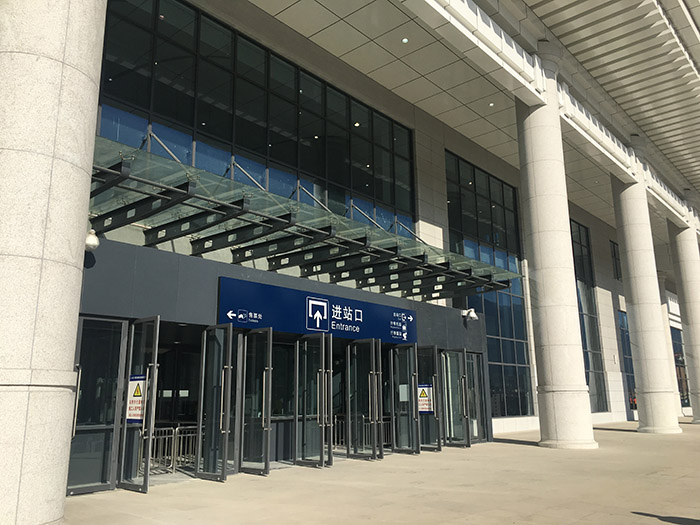 全國(guó)、省市政協(xié)委員體驗(yàn)蘭渝鐵路、視察階州廣場(chǎng)