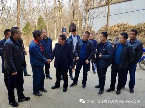 市龍江集團(tuán)在文縣橋頭鎮(zhèn)安子坡村開(kāi)展“解難題、辦實(shí)事、送溫暖”活動(dòng)