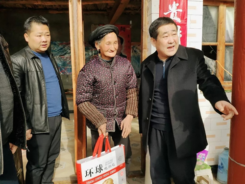 市龍江集團(tuán)在文縣橋頭鎮(zhèn)安子坡村開(kāi)展“解難題、辦實(shí)事、送溫暖”活動(dòng)