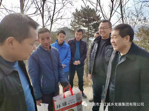 市龍江集團(tuán)在文縣橋頭鎮(zhèn)安子坡村開(kāi)展“解難題、辦實(shí)事、送溫暖”活動(dòng)