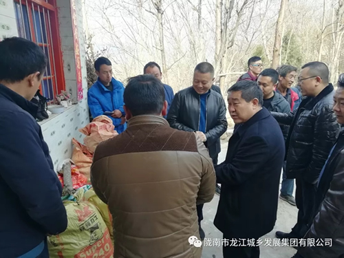 市龍江集團(tuán)在文縣橋頭鎮(zhèn)安子坡村開(kāi)展“解難題、辦實(shí)事、送溫暖”活動(dòng)