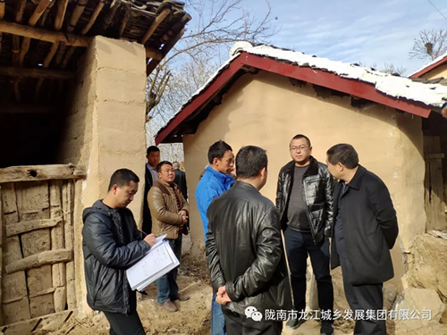 市龍江集團(tuán)在文縣橋頭鎮(zhèn)安子坡村開(kāi)展“解難題、辦實(shí)事、送溫暖”活動(dòng)