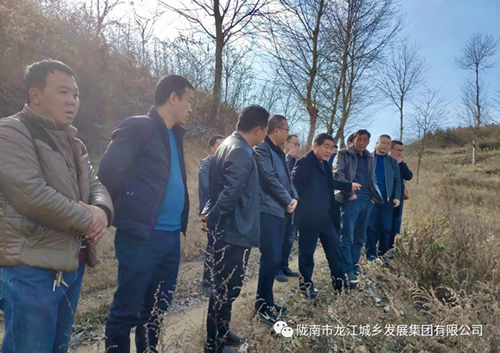 市龍江集團(tuán)在文縣橋頭鎮(zhèn)安子坡村開(kāi)展“解難題、辦實(shí)事、送溫暖”活動(dòng)