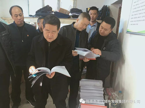 市龍江集團(tuán)在文縣橋頭鎮(zhèn)安子坡村開(kāi)展“解難題、辦實(shí)事、送溫暖”活動(dòng)