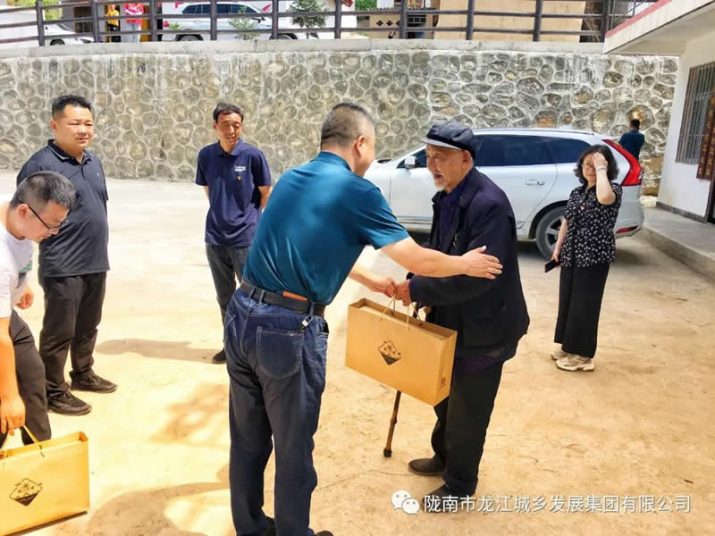 “感黨恩、憶黨史”，--市龍江城鄉(xiāng)發(fā)展集團公司開展慶祝建黨99周年主題黨日活動